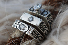 Load image into Gallery viewer, Sunburst and Flowers Diamond Ring