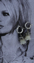 Load image into Gallery viewer, Flower Beads with Mother of Pearl Flowers
