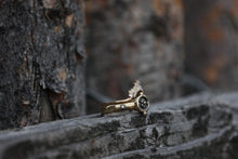 Load image into Gallery viewer, Gold Framed Flower Ring
