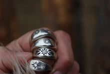 Load image into Gallery viewer, Hammered Star Set Signet
