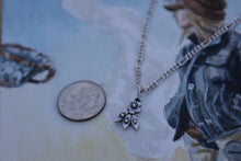 Load image into Gallery viewer, Mini Flower Necklace
