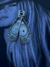 Load image into Gallery viewer, Silver Chap Earrings with Sapphire
