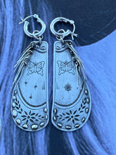 Load image into Gallery viewer, Silver Chap Earrings with Sapphire
