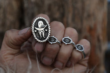 Load image into Gallery viewer, Daisy Ring
